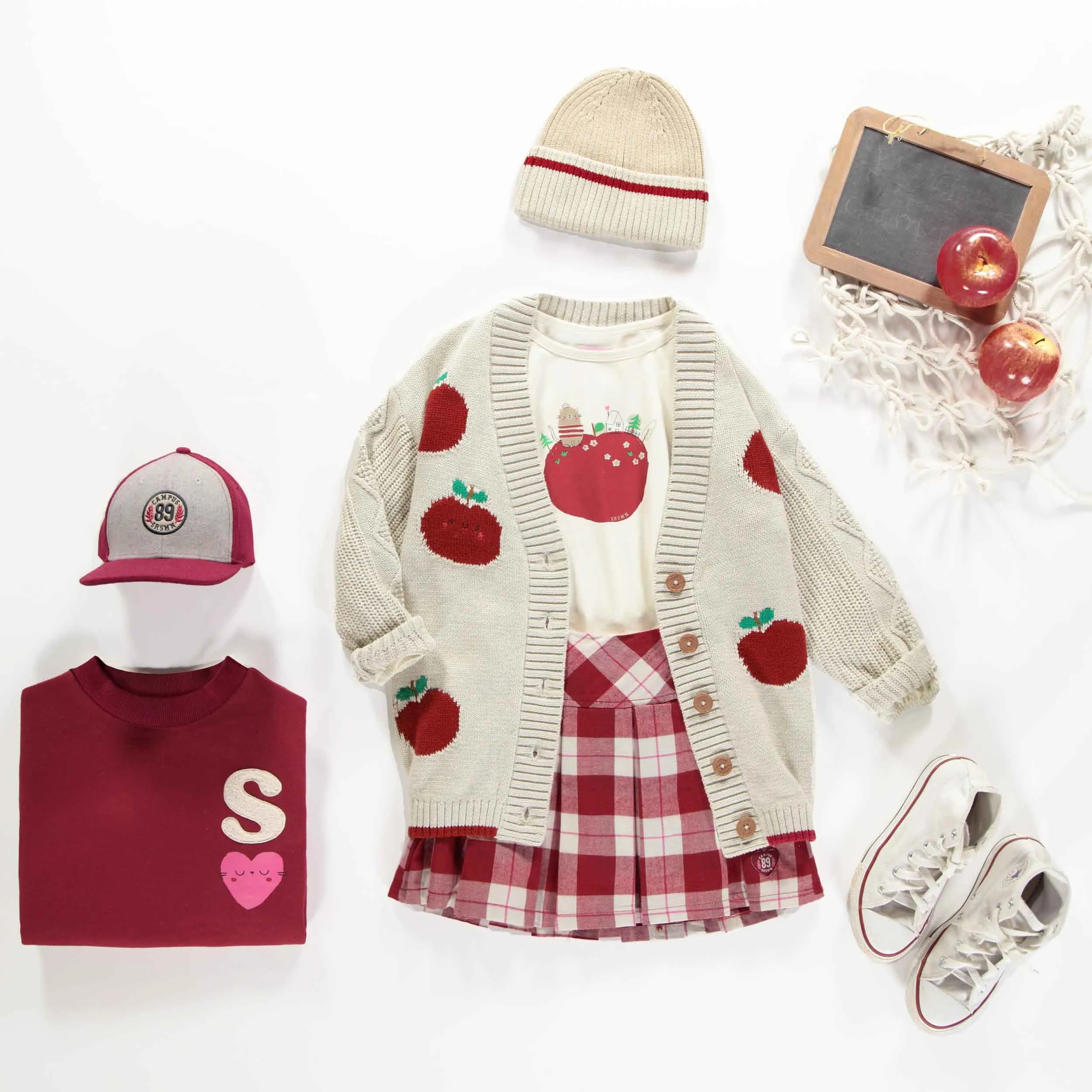 Cardigan en tricot beige coupe décontractée avec motif jacquard de pommes rouges, enfant || Beige knitted cardigan relax fit with a jacquard print of red apples, child