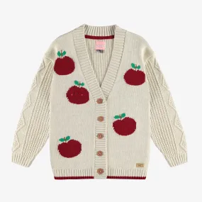 Cardigan en tricot beige coupe décontractée avec motif jacquard de pommes rouges, enfant || Beige knitted cardigan relax fit with a jacquard print of red apples, child