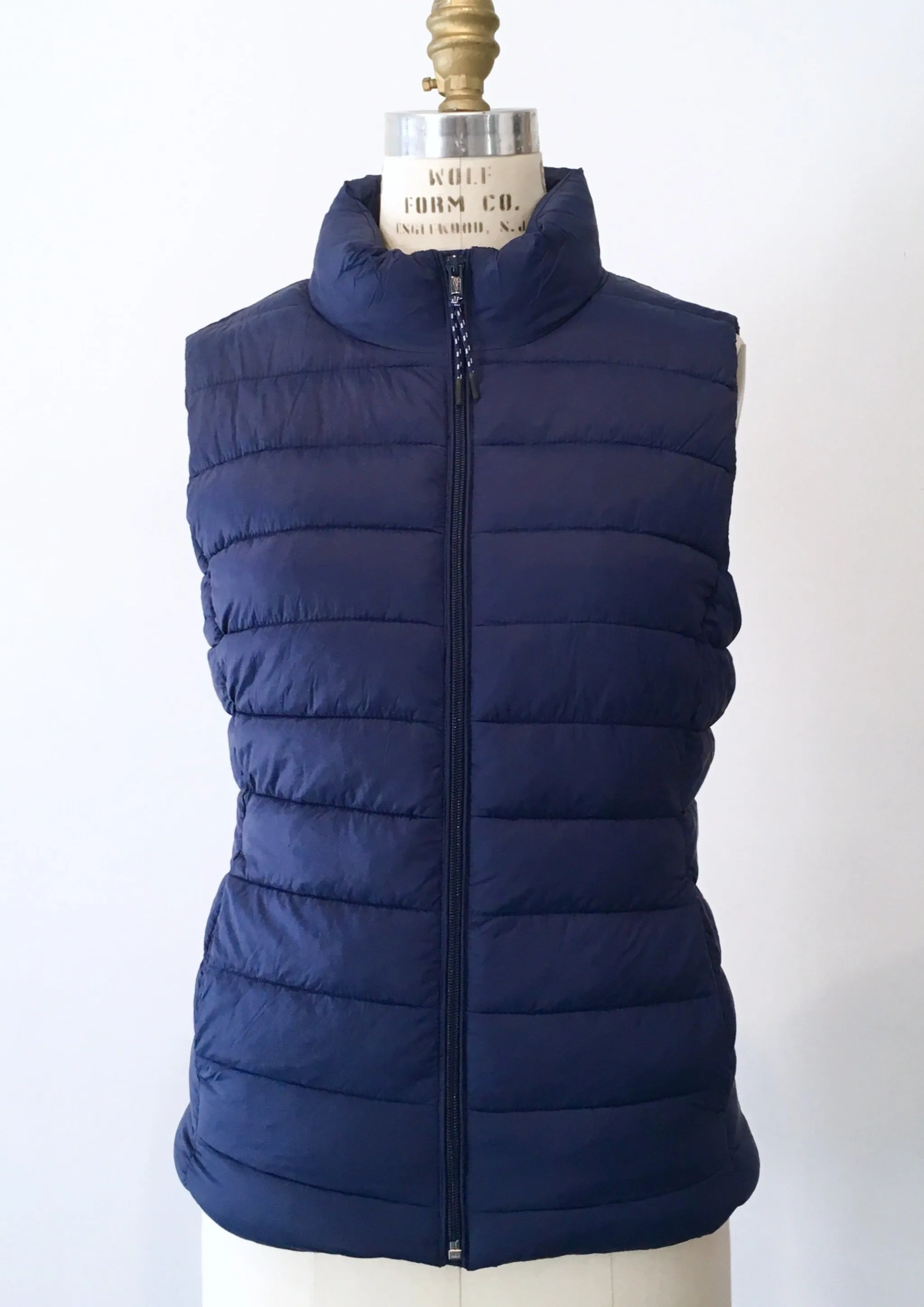 GAP Women's navy channeled puffer vest, M